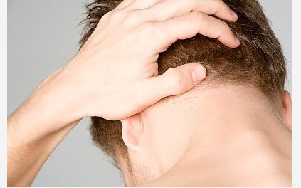 青少年白癜风引起了头发变白该怎么治疗?